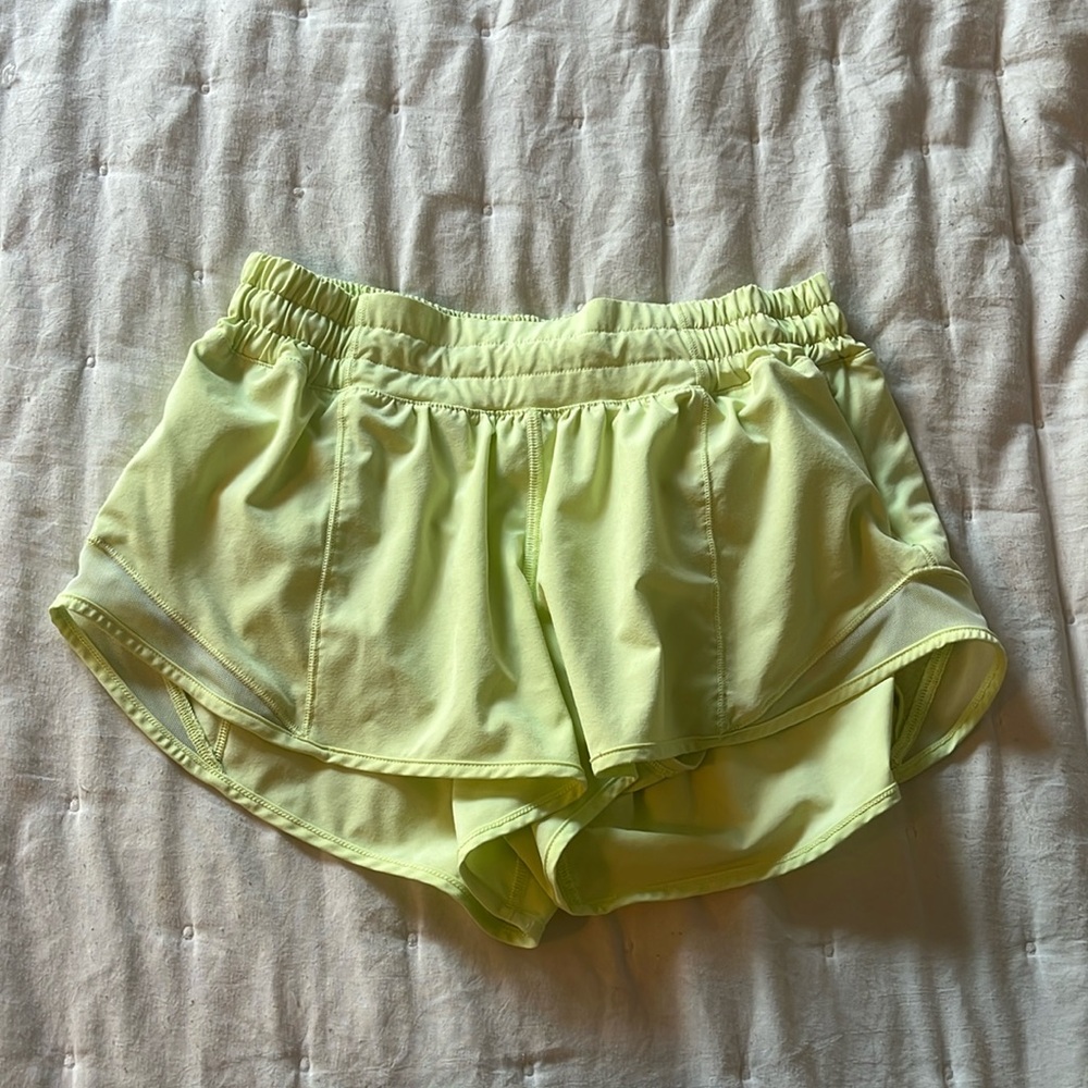 Lululemon Hotty Hot Shorts 2.5” || size 6!!